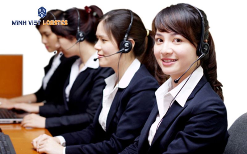 Khi tiếp nhận thông từ khách hàng, nhân viên sẽ tư vấn kỹ về dịch vụ nâng hạ hàng của công ty